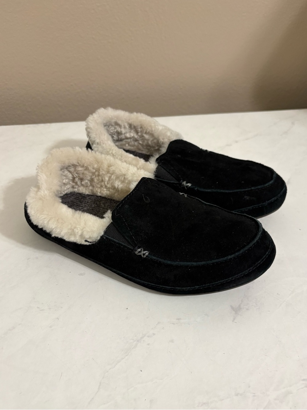 Olukai Ku’una Women’s 7 Black Suede Leather Fur Lined Slippers Comfort Soft